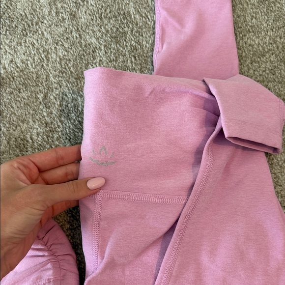 Pink Beyond Yoga Sports Bra and Leggings Set - Picture 5 of 6